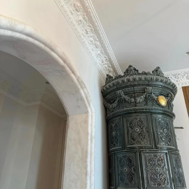 Tadelakt är ett material som kan användas som en vacker väggbeklädnad som låter väggarna tala. Eller som i detta fallet en canvas som lyfter detaljerna i rummet. Vackert komponerat av @aojninterior  och @jesperndesign 
Tacksam för att ha fått vara en del av detta premiumprojektet.