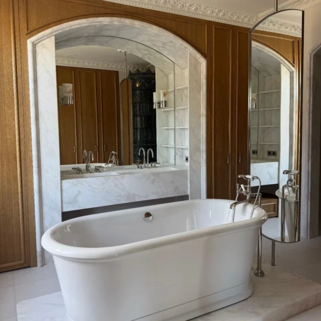 Denna magiskt vackra och unika lägenheten är designad av @aojninterior
Jag är glad och tacksam för att jag fick förtroendet att putsa tadelakt på detta projektet. Naturligt material putsat för hand. Traditionellt hantverk möter tidlös elegans.